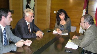Bárcenas pide a la Consejera de Administraciones Públicas una agilización de la burocracia administrativa