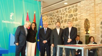 CECAM, CCOO, UGT y el Gobierno regional firman el Pacto por la Vivienda
