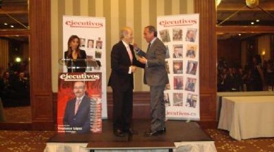 Ángel Nicolás entrega el Premio a la Mejor Trayectoria Empresarial en los galardones de ‘Ejecutivos’