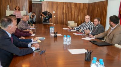 La Federación regional del taxi exige al consejero de Fomento una regulación VTC que impida la competencia desleal