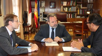 La Federación regional de empresarios de Peluquerías y Centros de Estética aborda con el Delegado del Gobierno la situación del sector