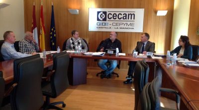 Los representantes de la Federación regional del Taxi analizan el último documento de propuestas del reglamento del sector